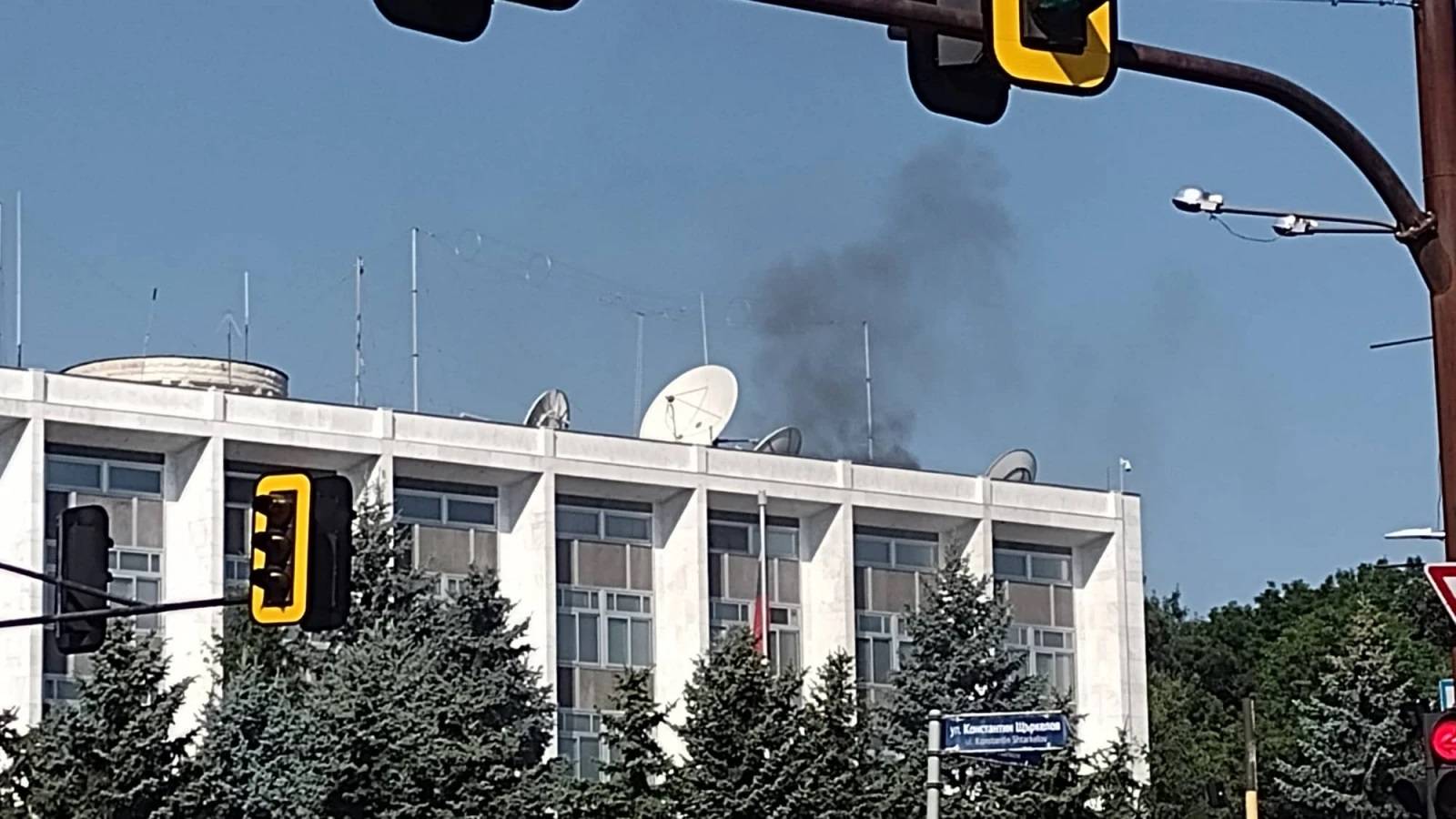Черен дим над руското посолство